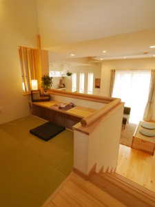 階段途中のスキップフロアを利用したDEN。